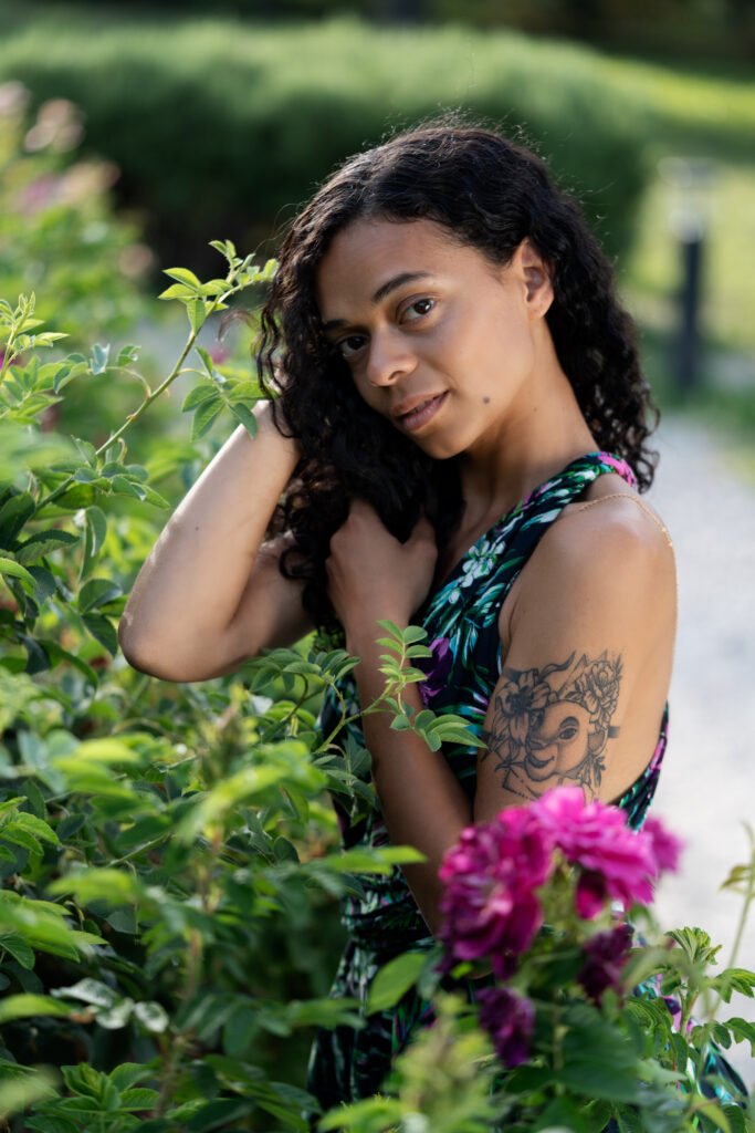 Portrait fleuri de femme brune