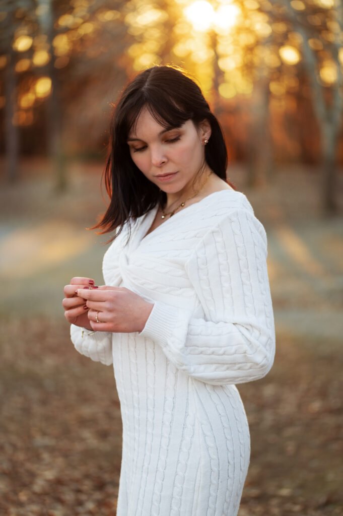 Portrait d'une jeune femme en forêt au soleil couchant