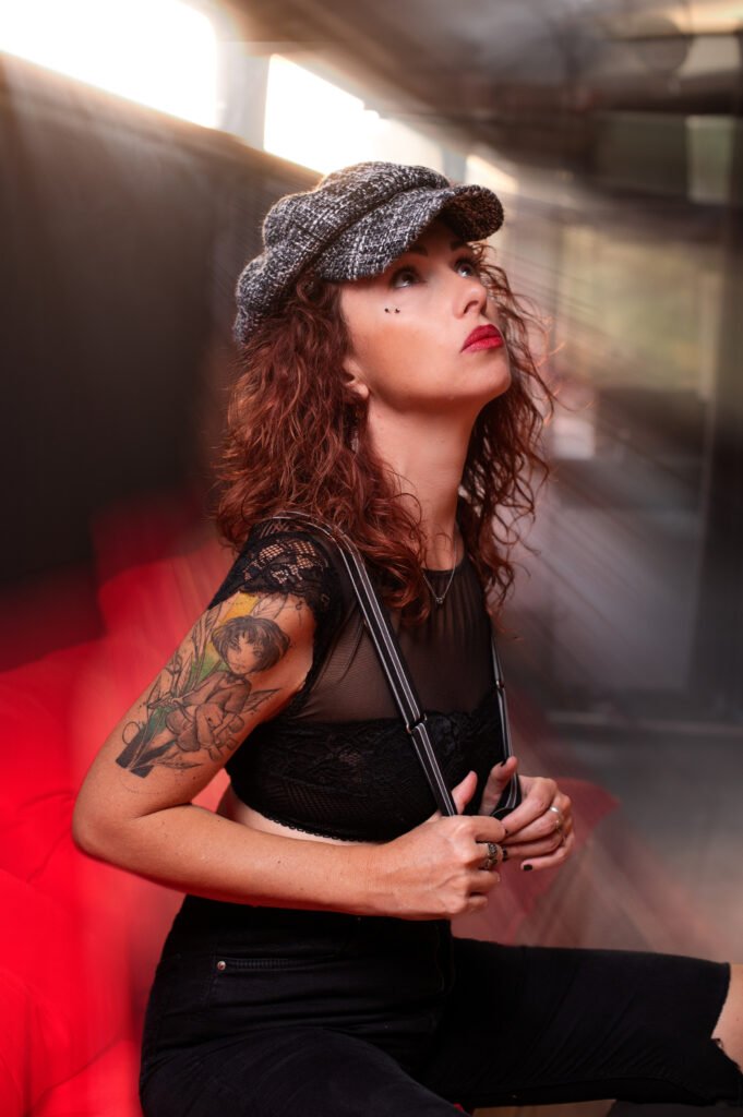 DSC_3643 Portrait sensuel d'une femme avec une casquette