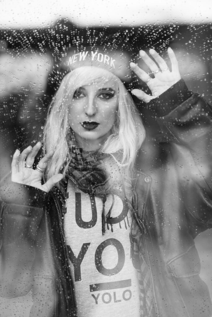 _DSC4469 Portrait vitre pluie en noir et blanc
